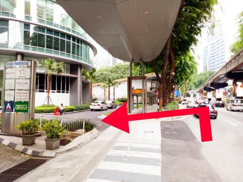 a red arrow pointing down a city street at VORTEX SUITES KLCC by PNUT With NETFLIX in Kuala Lumpur