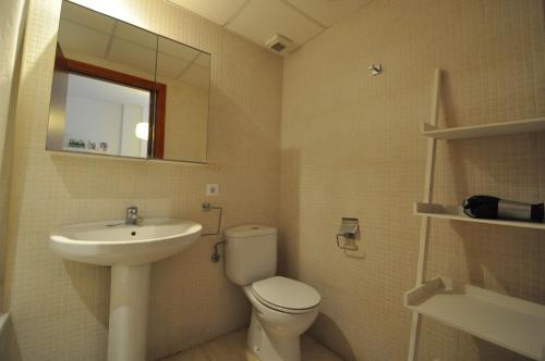 リョレート・デ・マルにあるApartment Mexicaのバスルーム(洗面台、トイレ、鏡付)