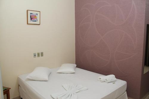 Postel nebo postele na pokoji v ubytování Emburi Hotel
