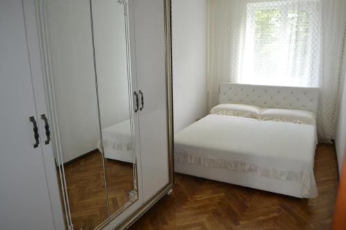 Postel nebo postele na pokoji v ubytování Чудова квартира в центрі міста