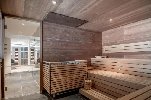 una sauna con jacuzzi in un edificio di Hotel Enzian Hochsölden Superior a Sölden