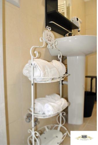 a towel rack with towels and a sink in a bathroom at Villa Antinea in Avellino