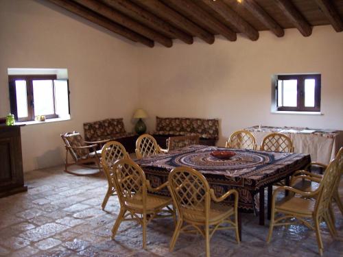 a dining room with a table and chairs at Case di Cutalia - Villa Cutalia in Camemi