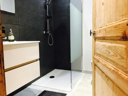 baño con ducha y puerta de cristal en Housica & Co., en Ucciani
