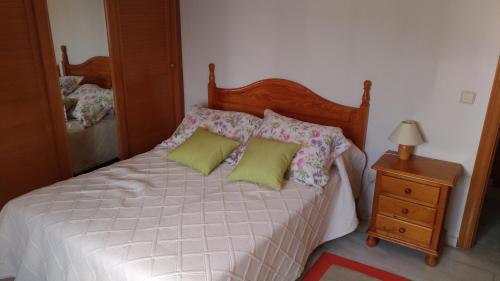 シウダー・レアルにあるEntreParquesのベッドルーム1室(白いベッド1台、緑の枕2つ付)