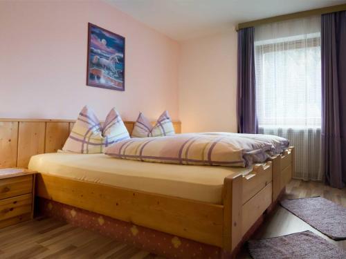 Кровать или кровати в номере Hotel Alpenfriede