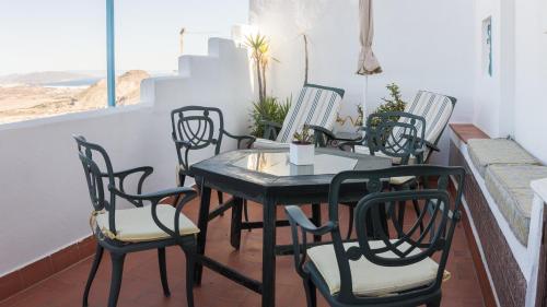 stół i krzesła na balkonie w obiekcie Casa Baja Mojacar Pueblo w mieście Mojácar
