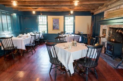 Un restaurante u otro lugar para comer en Three Chimneys Inn