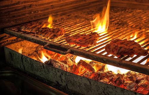 grill z hamburgerami i innym jedzeniem w obiekcie Albenzaire Hotel Asador w mieście Fuensanta