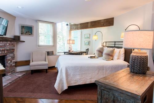 Una cama o camas en una habitación de Three Chimneys Inn