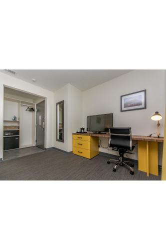an empty office with a desk and a chair at Ohio House Motel in Chicago