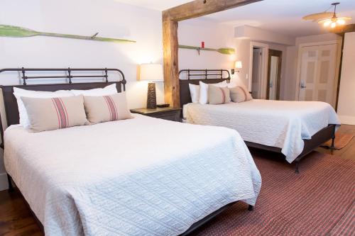 Una cama o camas en una habitación de Three Chimneys Inn