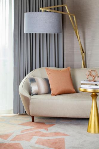 a living room with a couch and a lamp at Hotel Crescent Court in Dallas