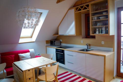 una cucina con tavolo e una sala da pranzo di Apartmaji Lajf a Kranjska Gora