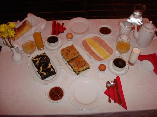 a white table with plates of food on it at Guesthouse Amanitis Caesarea in Skíti