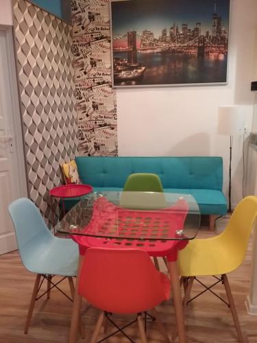une salle à manger avec une table et des chaises dans l'établissement Apartament Pod Wroną, à Toruń