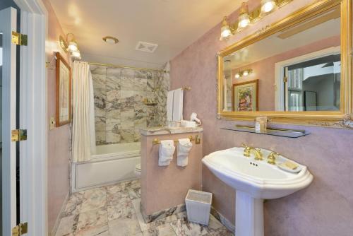 a bathroom with a sink and a mirror at Hotel La Rose in Santa Rosa