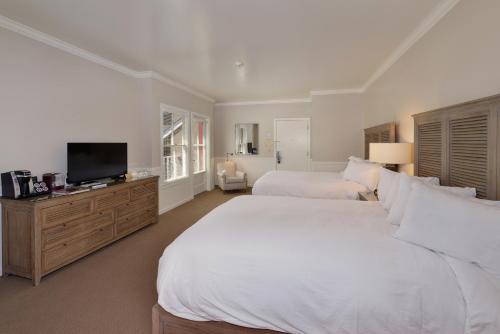 a bedroom with two beds and a flat screen tv at Hotel La Rose in Santa Rosa