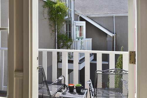 a balcony with chairs and a table with plants at Hotel La Rose in Santa Rosa