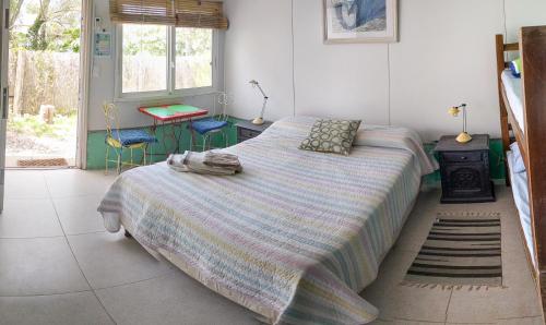 1 dormitorio con 1 cama grande con manta a rayas en Suites Atlantis, en Punta del Este