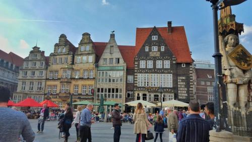 ブレーメンにあるBremen Apartments Nath Schnoorの建物前を歩く人々