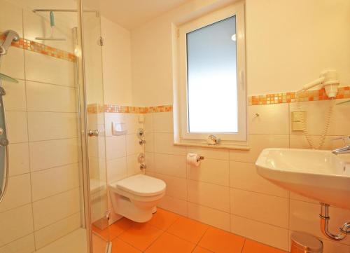 ツィノヴィッツにあるHaus Ostseekristall Wohnung Smaragdのバスルーム(トイレ、洗面台、シャワー付)