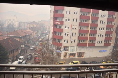 Pemandangan umum bagi Novi Pazar atau pemandangan bandar yang diambil dari apartmen