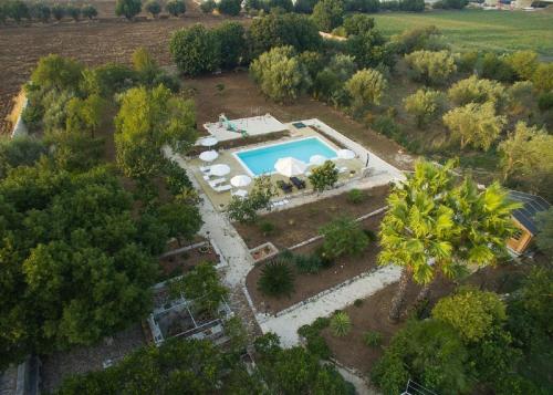 - une vue aérienne sur une villa avec une piscine dans l'établissement Agriturismo Villa Flavia, à Casa Serrafiori