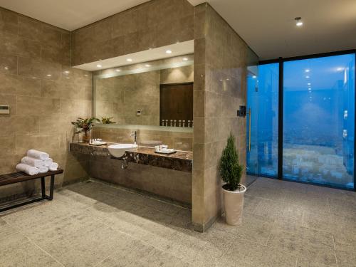 Phòng tắm tại Altara Suites Da Nang by AHG