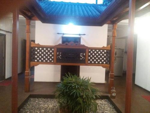 uma sala com uma mesa com um rádio em Walawwa Guest House em Matale