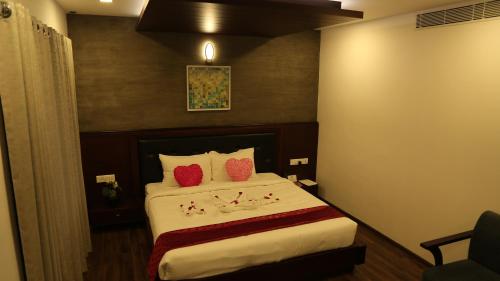 Ein Bett oder Betten in einem Zimmer der Unterkunft Four N Square Residency