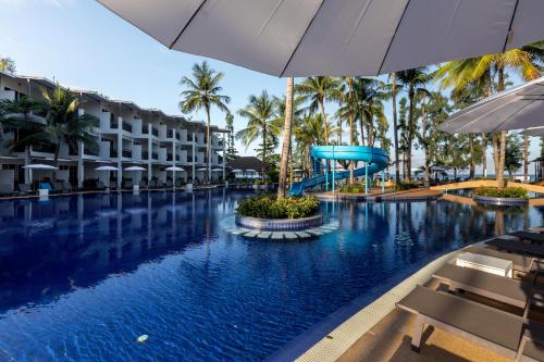 einen Infinity-Pool im Resort mit Rutsche in der Unterkunft Sunwing Bangtao Beach in Strand Bang Tao
