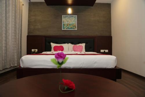 Ein Bett oder Betten in einem Zimmer der Unterkunft Four N Square Residency