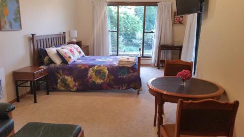 ein Wohnzimmer mit einem Bett und einem Tisch in der Unterkunft Beezneez B&B in Orford