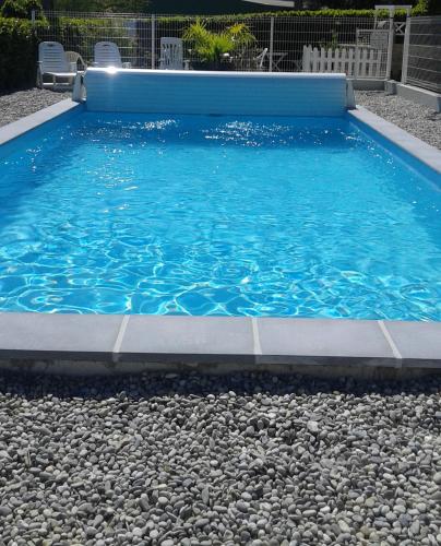- une piscine d'eau bleue et de rochers dans l'établissement L'Armourier, à Largentière