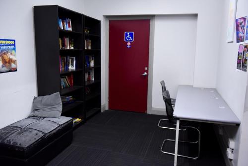 Biblioteca en el albergue
