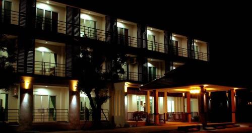 uma vista nocturna de um edifício com luzes em JB Mansion Hotel em Chiang Rai