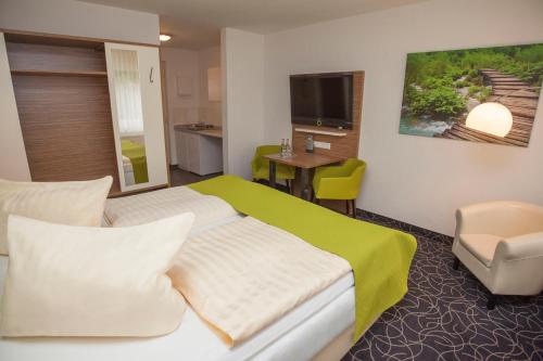 Un pat sau paturi într-o cameră la Hotel Gasthof Handewitt