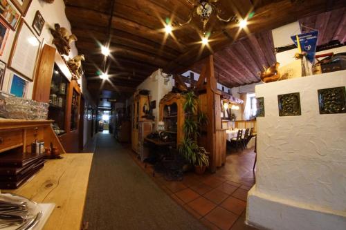 una zona de comedor de un restaurante con techo en Hotel-Landgasthof Schuster, en Greding