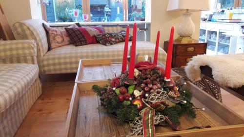 a christmas centerpiece on a coffee table in a living room at Pension Prinz in Munich