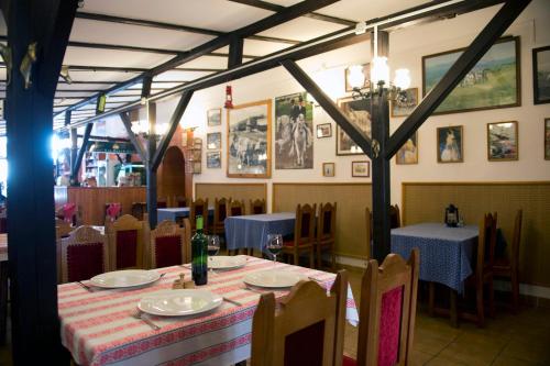 Reštaurácia alebo iné gastronomické zariadenie v ubytovaní Mátyus Udvarház Kengyel Fogadó Eger