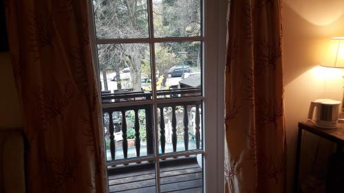 an open window with a view of a yard at Pension Prinz in Munich