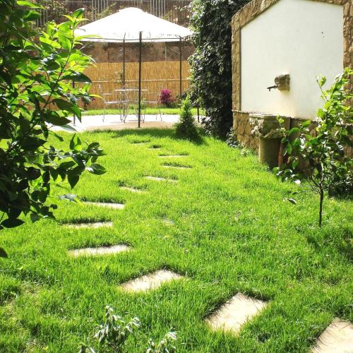 a garden with stepping stones in the grass at B&B Villa Casablanca in Enna