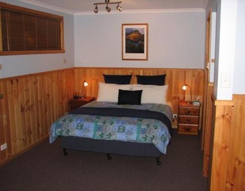 Postel nebo postele na pokoji v ubytování Derwent Bridge Chalets & Studios