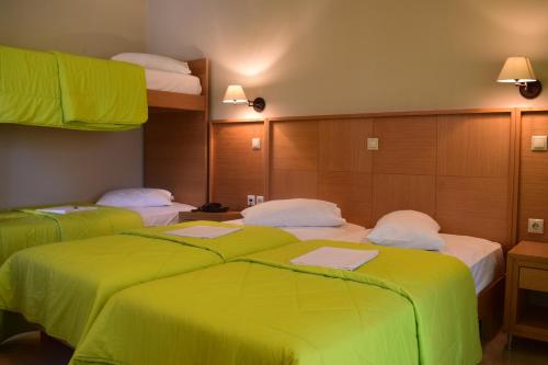 เตียงในห้องที่ Evia Hotel & Suites