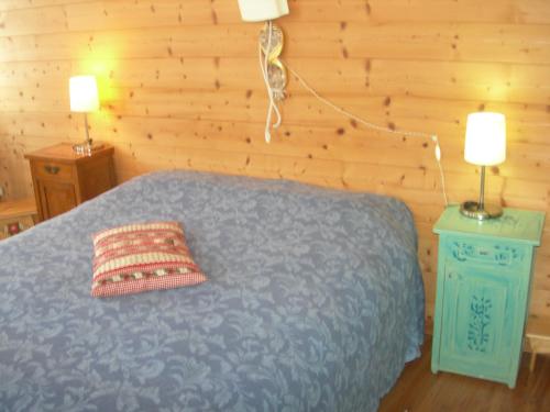 1 dormitorio con cama con almohada en B&B Airone en Venas