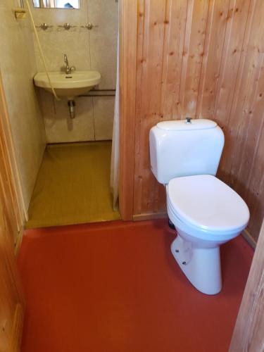 Ένα μπάνιο στο Nybu Two-bedroom cottage