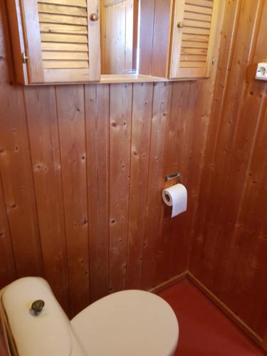 Ένα μπάνιο στο Nybu Two-bedroom cottage