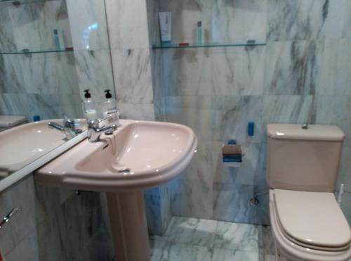 シウダー・レアルにあるEntreParquesのバスルーム(洗面台、トイレ付)