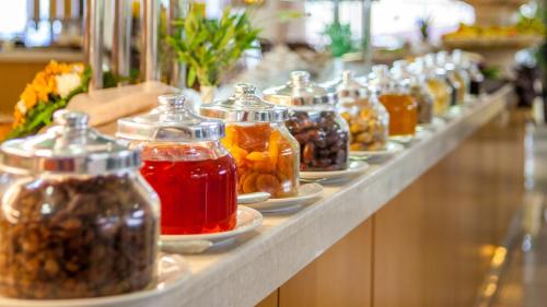 una linea buffet con tanti barattoli di marmellate e conserve di Horizon Beach Resort a Mastichárion